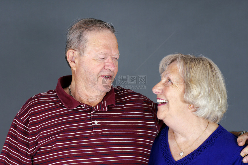 快乐的老年情侣欢笑白色祖父爷爷母亲情感祖母黄金年龄幸福男人图片