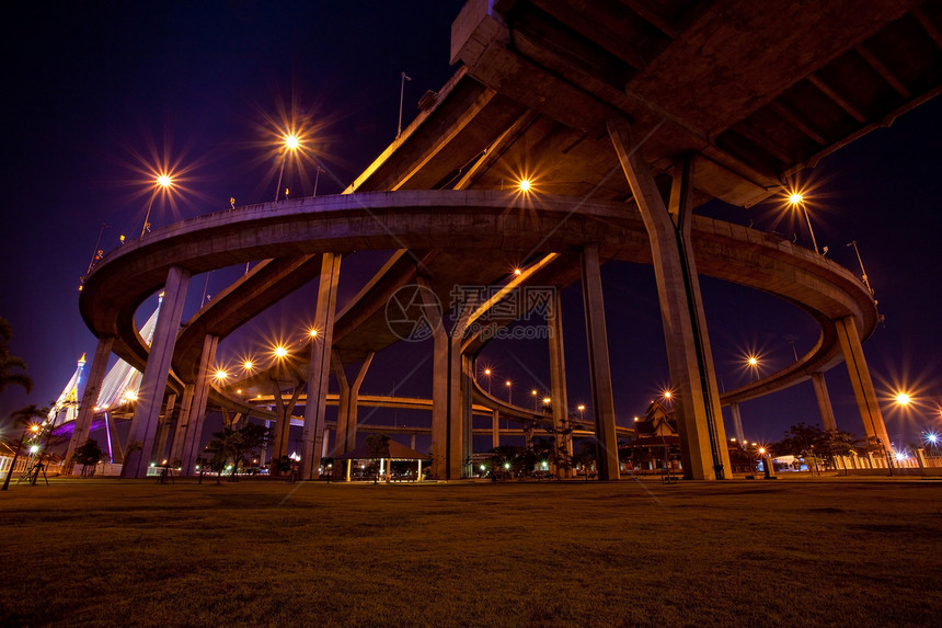 Bhumibol桥场景旅行运输工程国王电缆日落天际戒指建筑图片