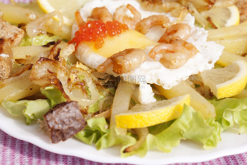 来自海鲜的创意新鲜沙拉鱼子餐厅土豆油炸早餐午餐食物水果小吃面包图片