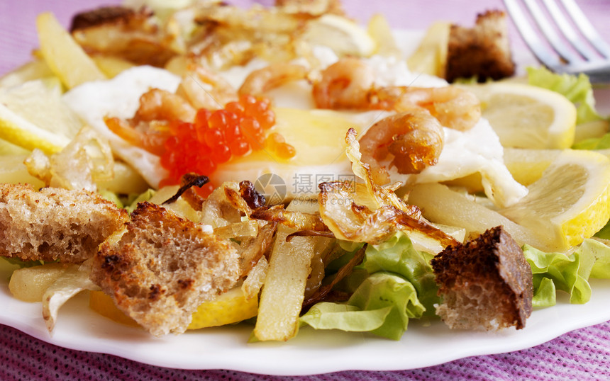 来自海鲜的创意新鲜沙拉餐厅早餐菜单洋葱产品土豆鱼子蔬菜面包小吃图片