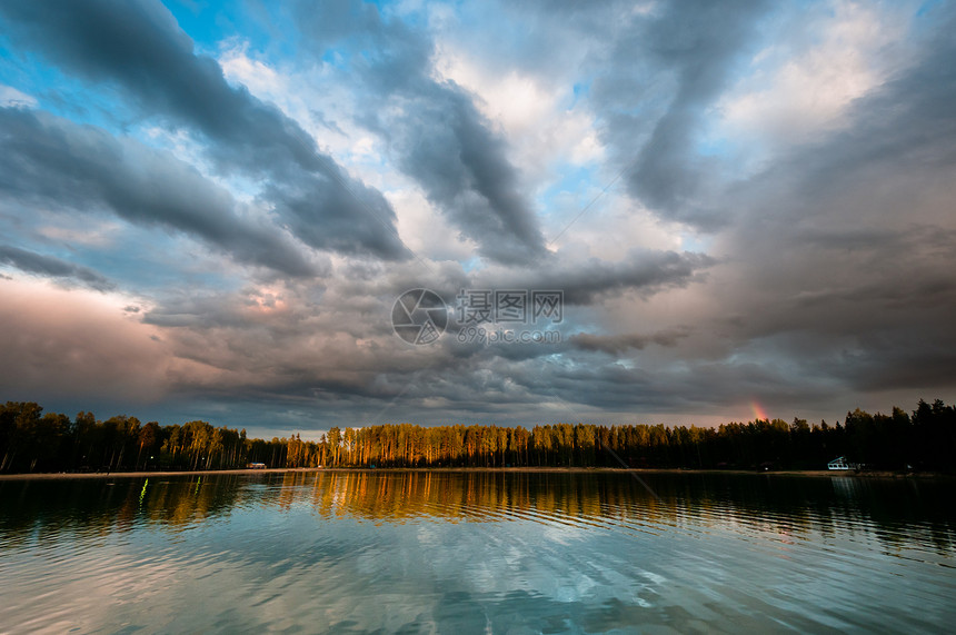 湖面的美丽云彩图片