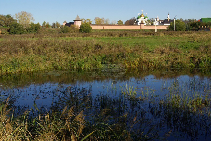 俄罗斯苏兹达尔市的景象教会土地树叶金戒指寺庙穹顶旅游宗教城市地标图片