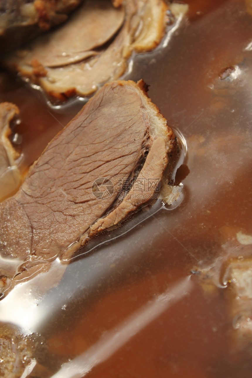 棕色酱汁中的牛肉切片图片