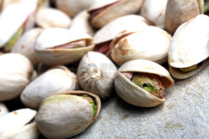 Pistachios 螺旋藻营养团体美食白色木头种子盐渍棕色核心食物图片