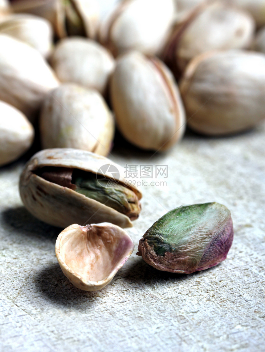 Pistachios 螺旋藻盐渍团体白色树叶小吃营养木头美食核心种子图片