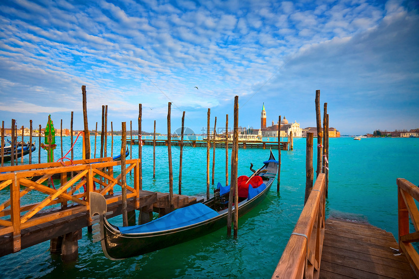 威尼斯历史旅行日落缆车蓝色港口建筑学运河反射天空图片