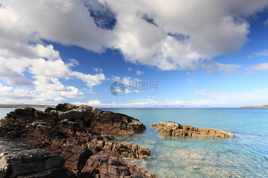 苏格兰高地海滩天空顶峰海岸全景农村海洋旅行蓝色阳光旅游图片