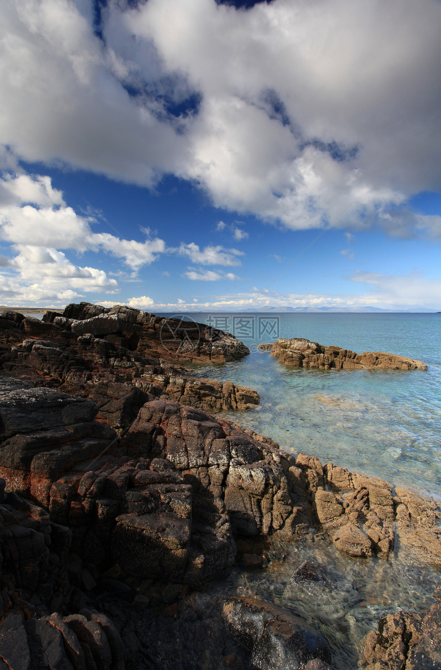 苏格兰高地海滩晴天阳光旅行海岸蓝色岩石国家天空太阳假期图片