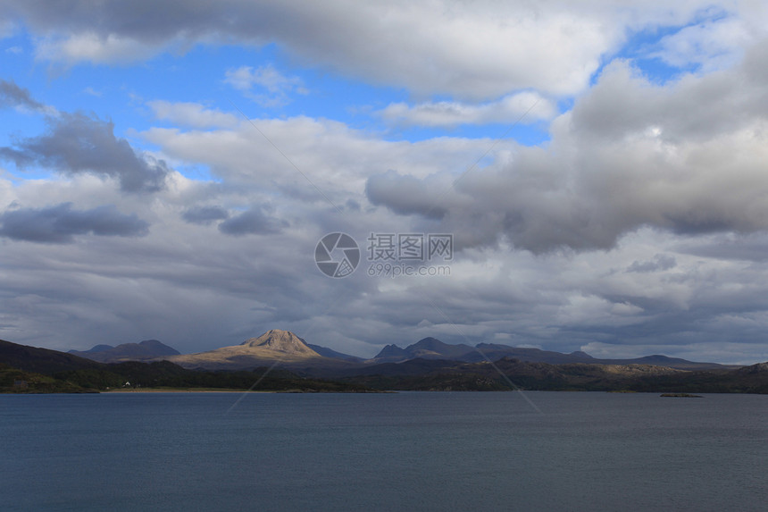 苏格兰高地岩石海洋全景旅游太阳晴天旅行蓝色顶峰国家图片