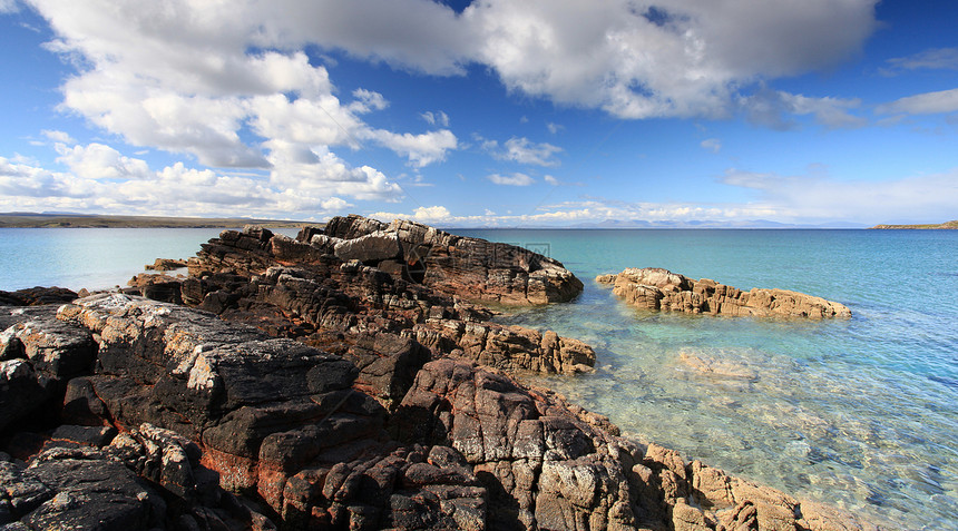 苏格兰高地海滩国家蓝色太阳假期顶峰岩石旅行阳光海岸晴天图片