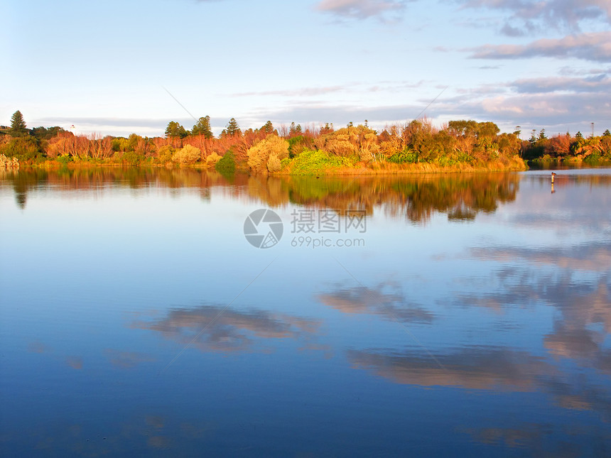 澳大利亚湖风景旅行天空生态绿地环境透明度反射蓝色场景图片