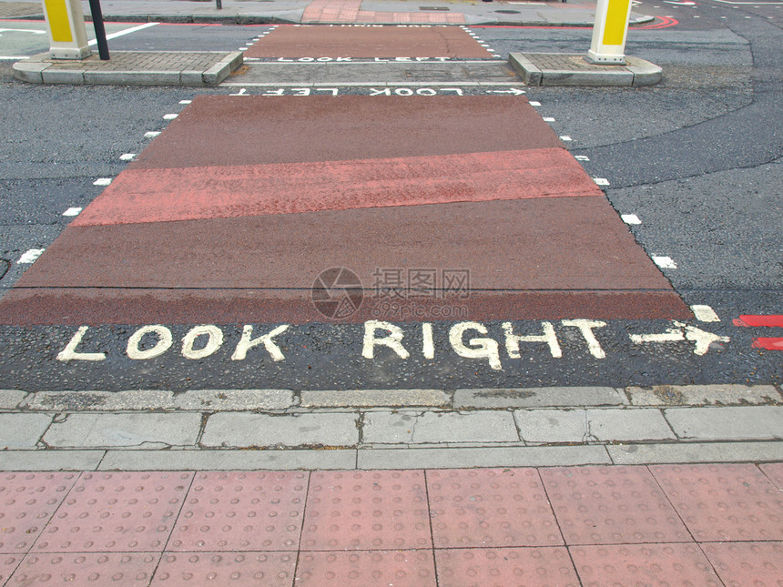 向右看过境交通运输英语王国信号街道行人图片