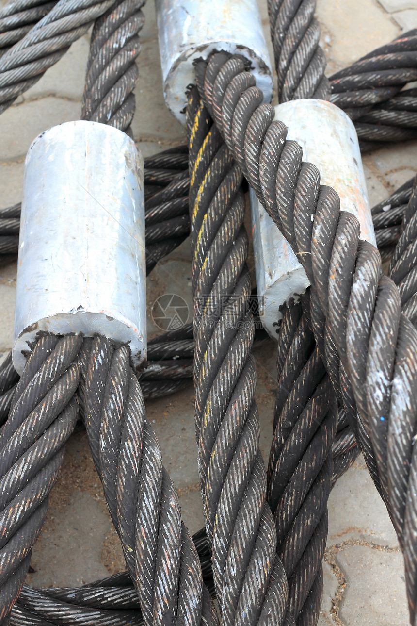 一根电线绳的详细细节金属工程线圈讽刺螺旋灵活性领带电缆绳索灰色图片