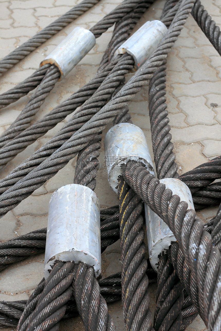 一根电线绳的详细细节金属拖绳电缆绳索工业螺旋领带工程线圈讽刺图片