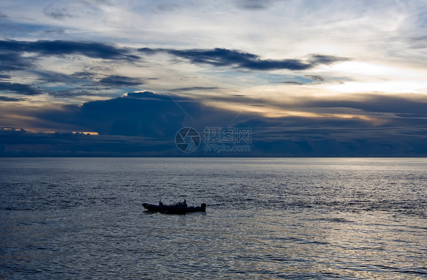 海上日落旅行岛屿海景水域反射阳光热带风景场景地平线图片