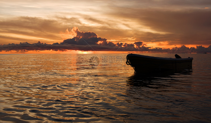 海上日落热带地平线场景天空阳光旅行海景岛屿水域风景图片