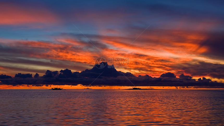 海上日落海景岛屿阳光地平线热带反射天空风景水域场景图片