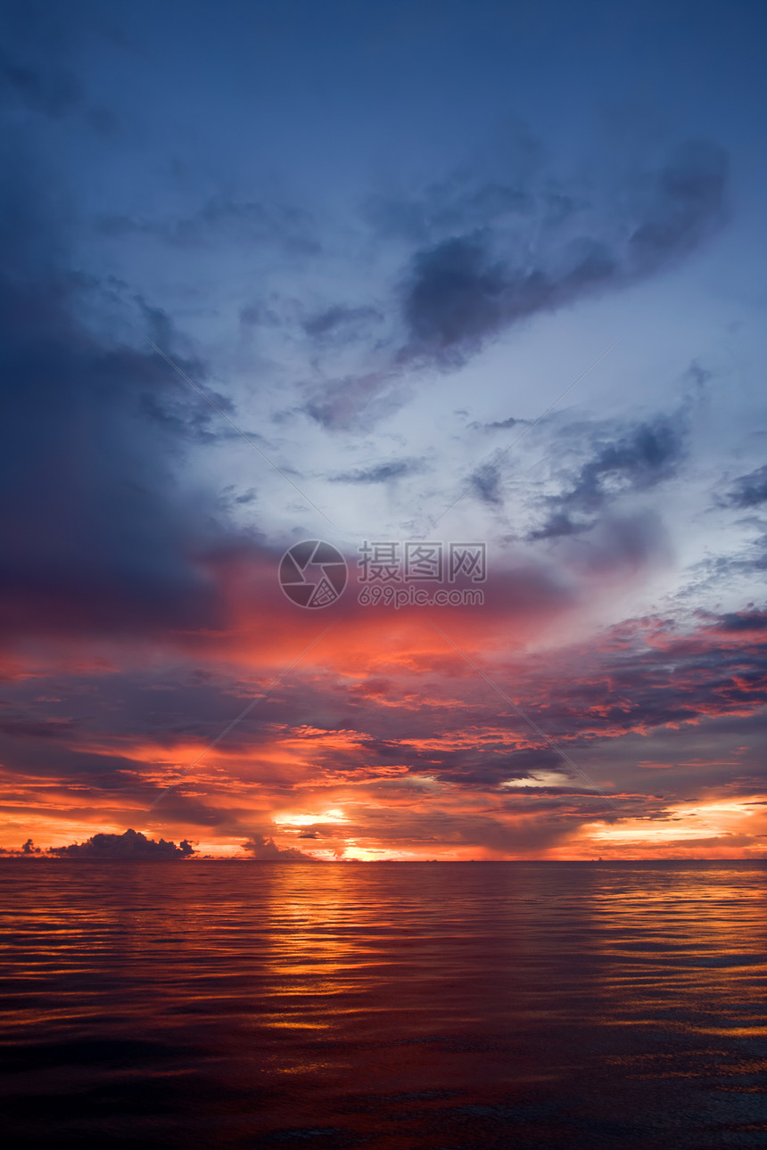 海上日落场景热带水域天空海景岛屿旅行风景反射阳光图片