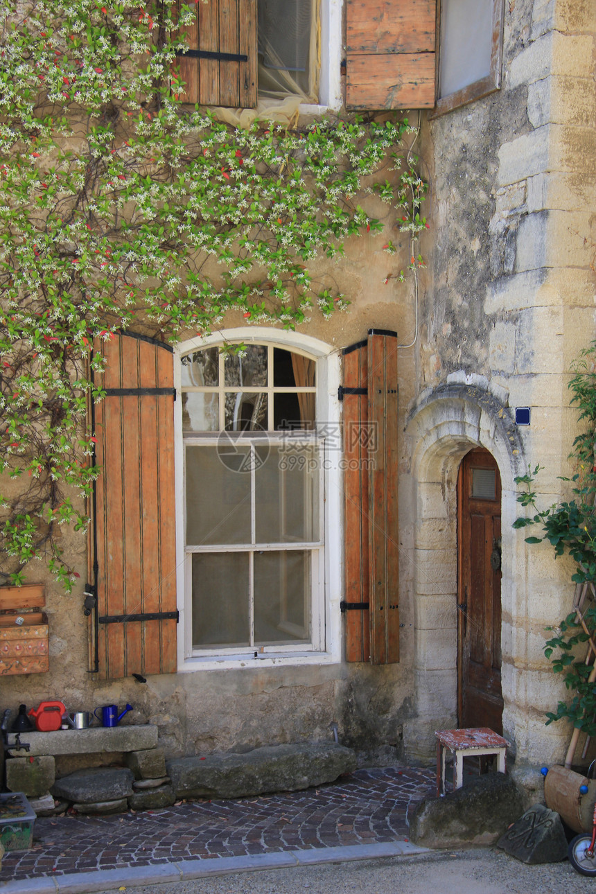法国普罗旺斯棕色房子建筑学住宅百叶窗植物文化木头快门窗户图片