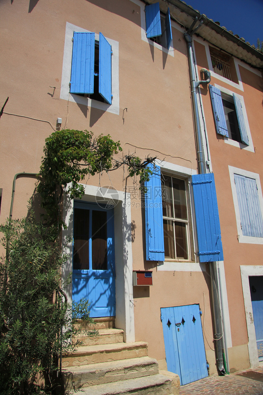 法国普罗旺斯窗户蓝色快门木头街道建筑学棕色房子住宅百叶窗图片