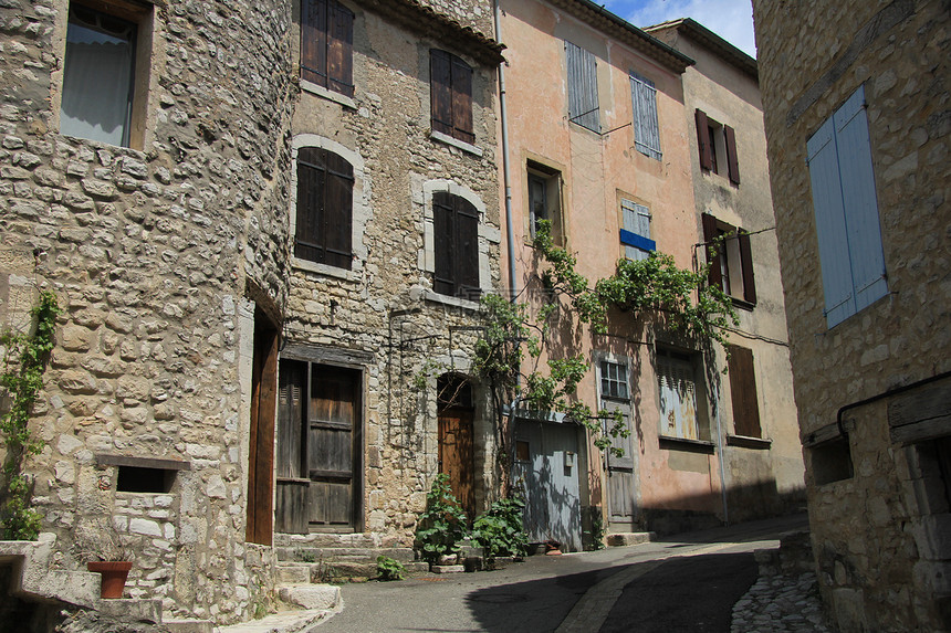 普罗旺斯街景文化灰色百叶窗棕色建筑学住宅石头街道快门窗户图片