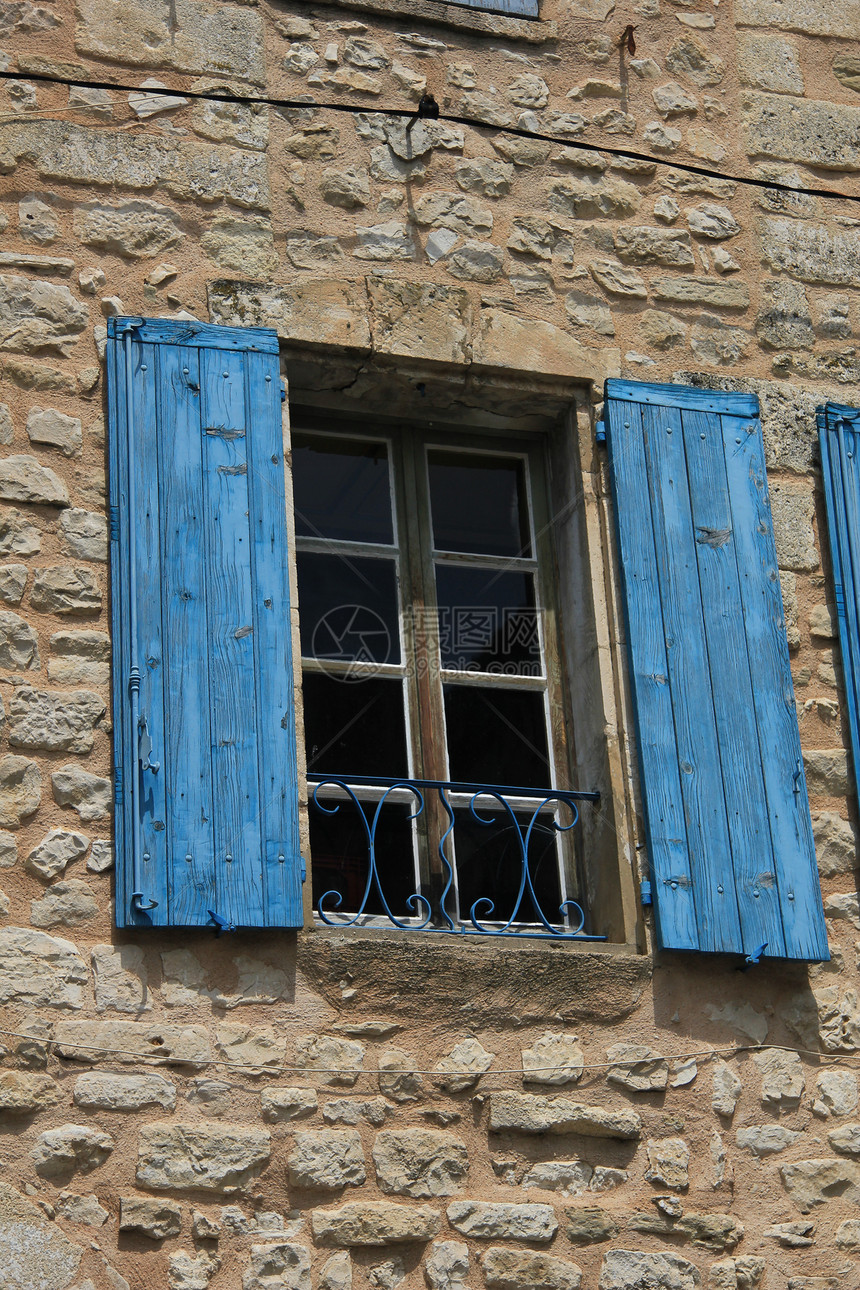 装有木制百叶窗的窗口木头建筑蓝色砖块快门房子石头图片