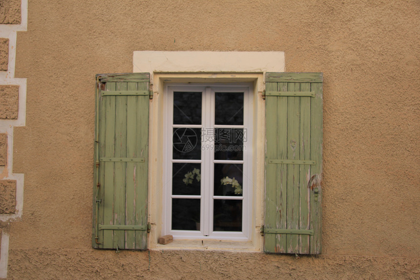 装有木制百叶窗的窗口砖块绿色房子木头建筑石头快门图片