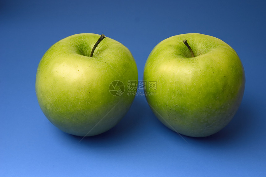 蓝色背景上两个开胃苹果色绿色的蓝底苹果早餐食物杂货宏观活力饮食小吃团体甜点诱惑图片