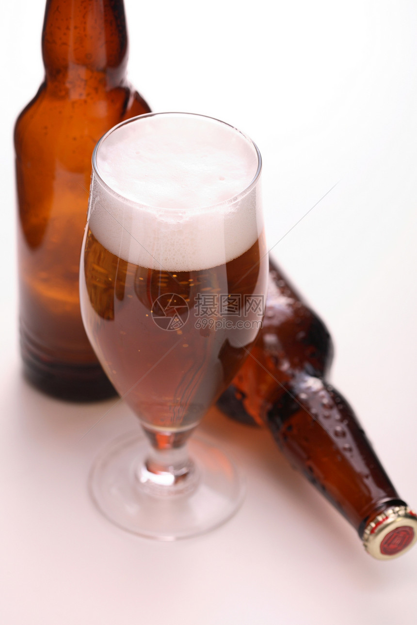 啤酒瓶瓶子液体棕色露水玻璃茶点饮料白色图片