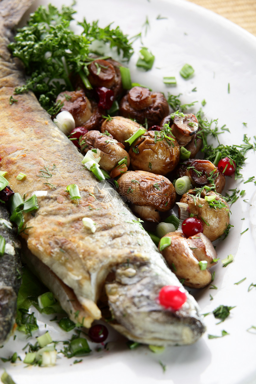 有蘑菇的鱼浆果美食叶子沙拉盘子课程炙烤工作室餐厅蔬菜图片