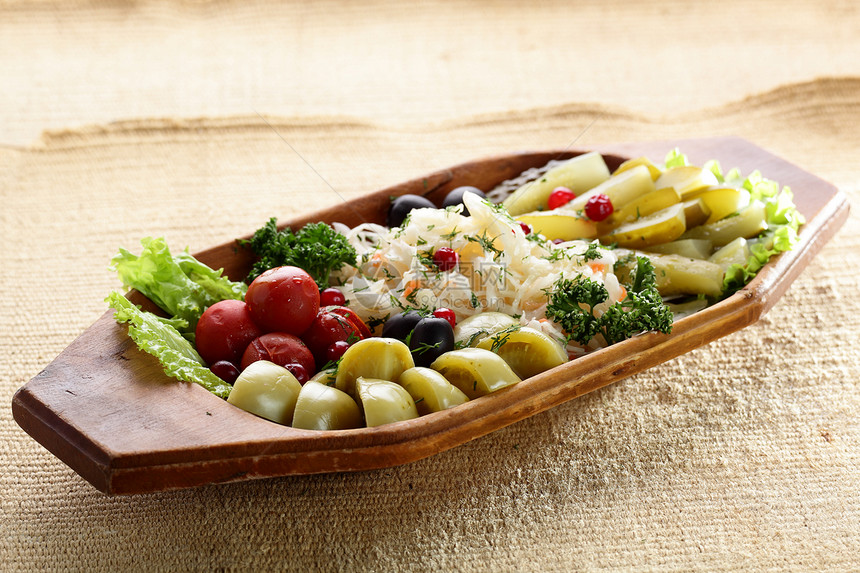 新鲜的 可口的沙拉设置桌面维生素玉米洋葱盘子午餐食物玻璃桌子图片
