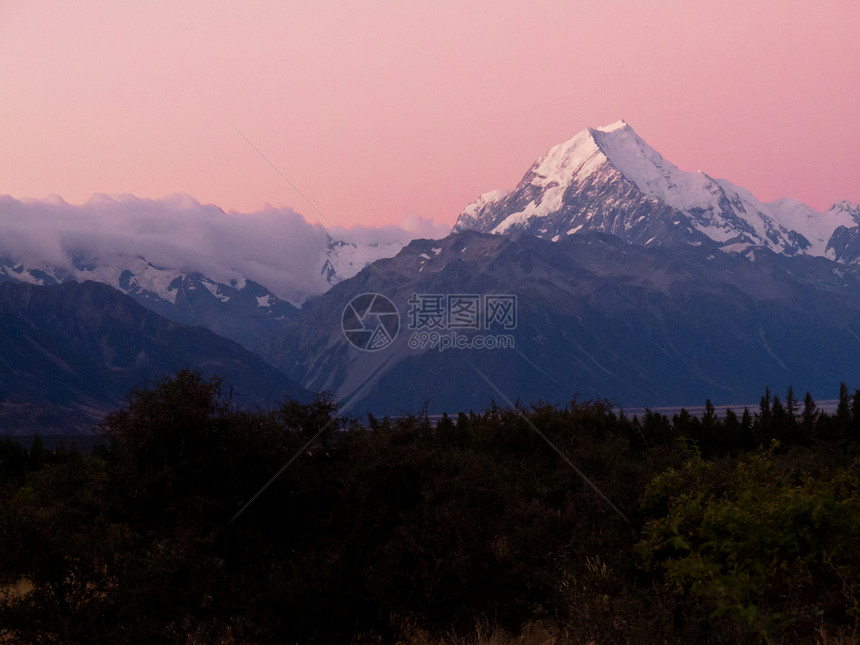 Aoraki Mt Cook 山峰最高 位于新西兰南阿尔卑斯山岩石旅游日落冰川紫色风景公吨顶峰荒野高度图片