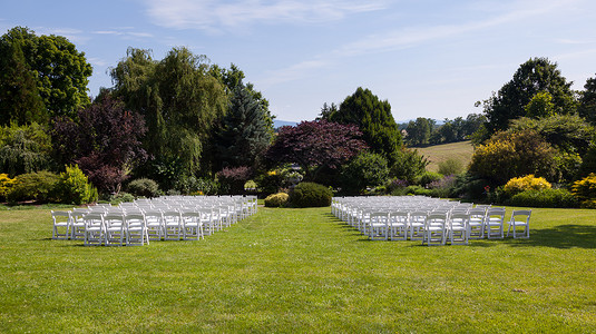 为婚礼设置的木制椅子行座位晴天音乐会环境婚姻派对草地庆典阳光接待背景图片