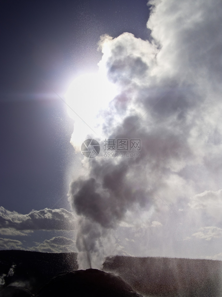 太阳光穿过狮子猎鹰的蒸汽图片