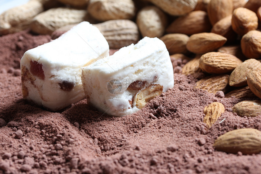 可可中的白诺加白色棕色花生甜点巧克力糖果食物杏仁牛奶图片