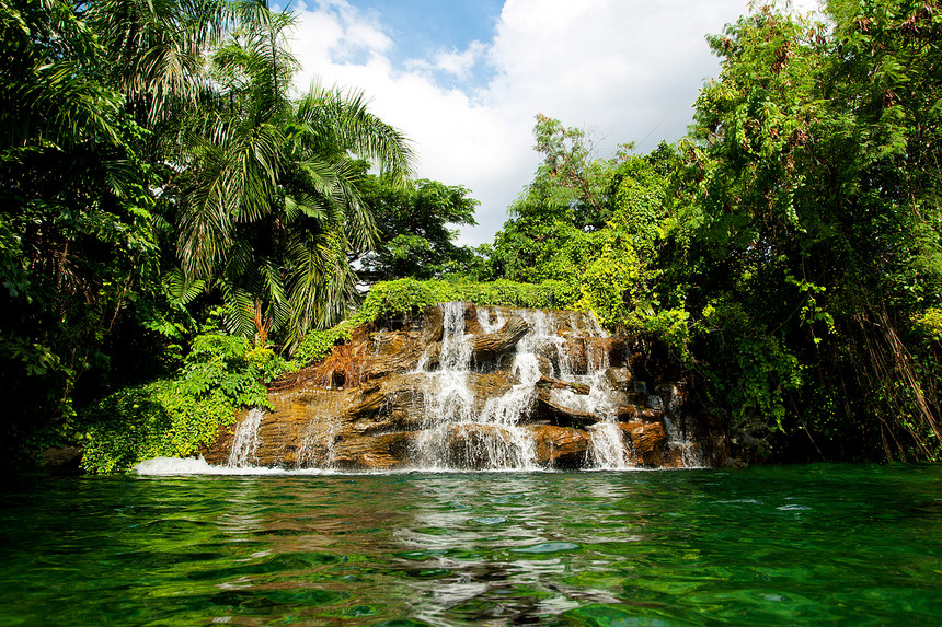 下瀑瀑布荒野池塘岩石溪流风景天空美丽热带旅行森林图片