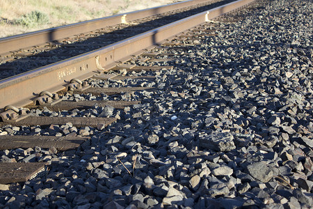 铁路铁路轨道工业化交通运输方式森林危险低角度旅行金属道路背景图片