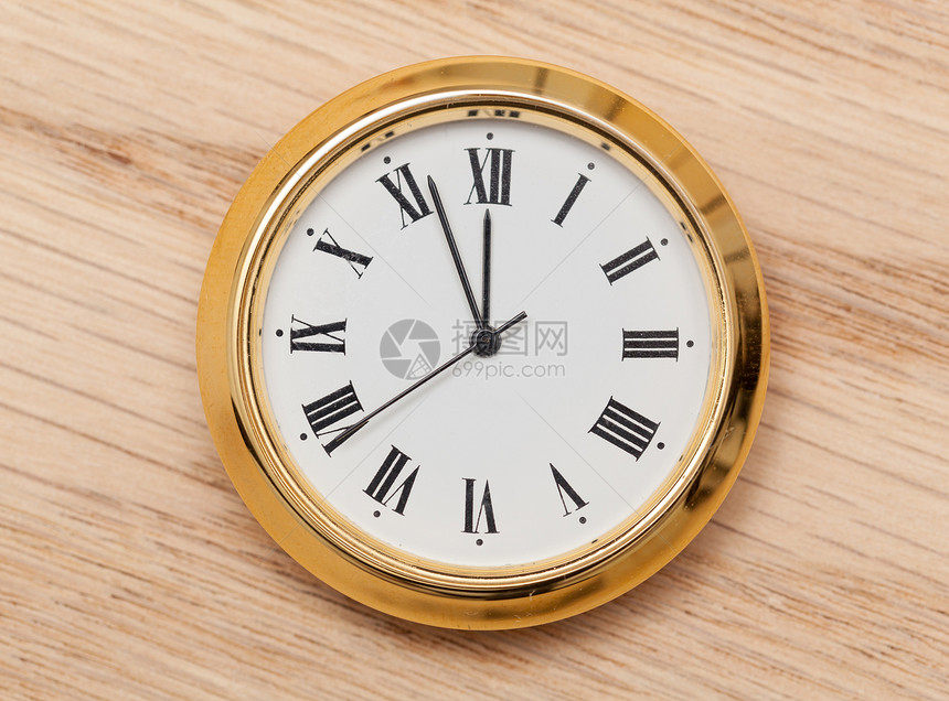 木板上的小表或时钟图片