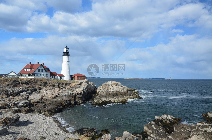 落岩海岸历史性航海海景导航白色头灯海岸线灯塔岩石支撑图片