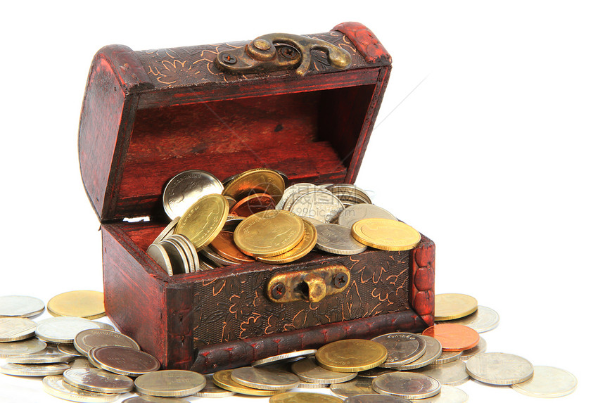 白纸上孤立的泰伊人用木制棺材装满了硬币秘密木头案件贮存海盗盒子财富礼物树干金属图片
