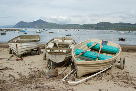 海滩船航海绿色海洋车轮天空海岸金属山脉码头拖车背景图片