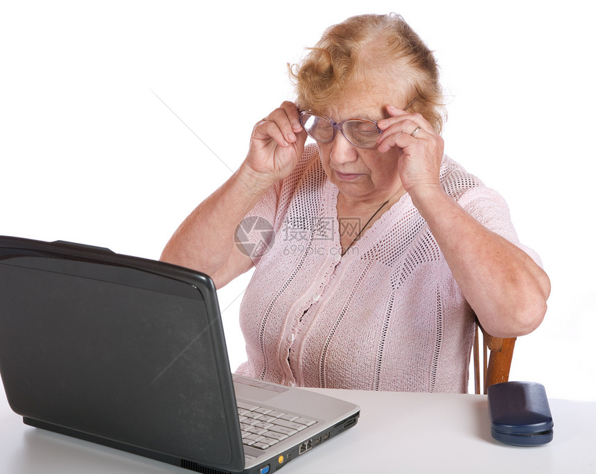 戴眼镜的老太婆看屏幕笔记本祖母医学眼镜爱好学习老年电脑女士图片