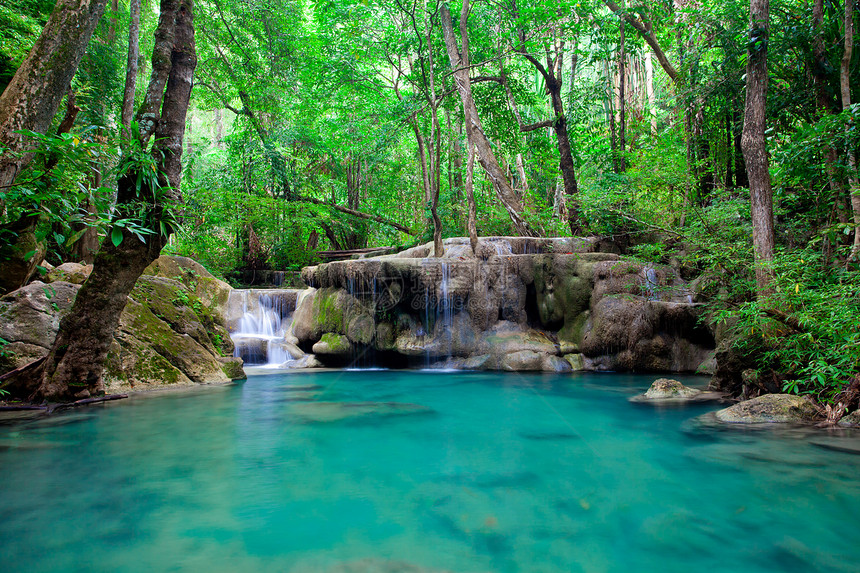 埃拉万瀑布池塘丛林叶子运动热带森林石头季节木头天堂图片