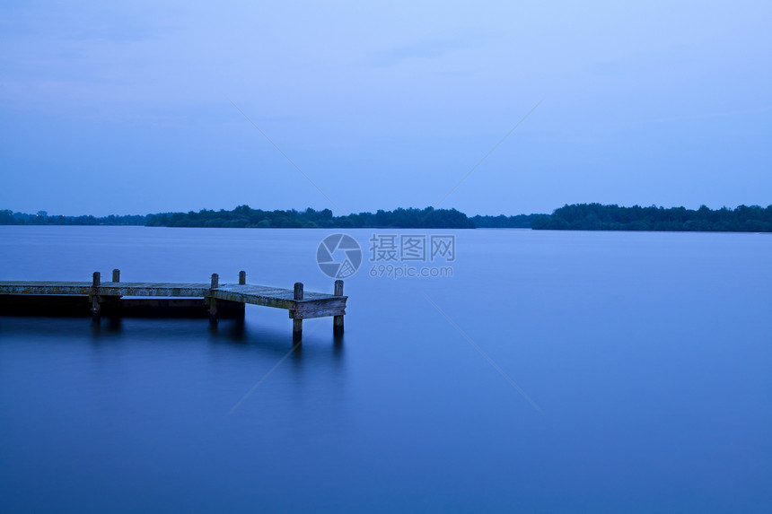 晚上在湖边的木头码头图片
