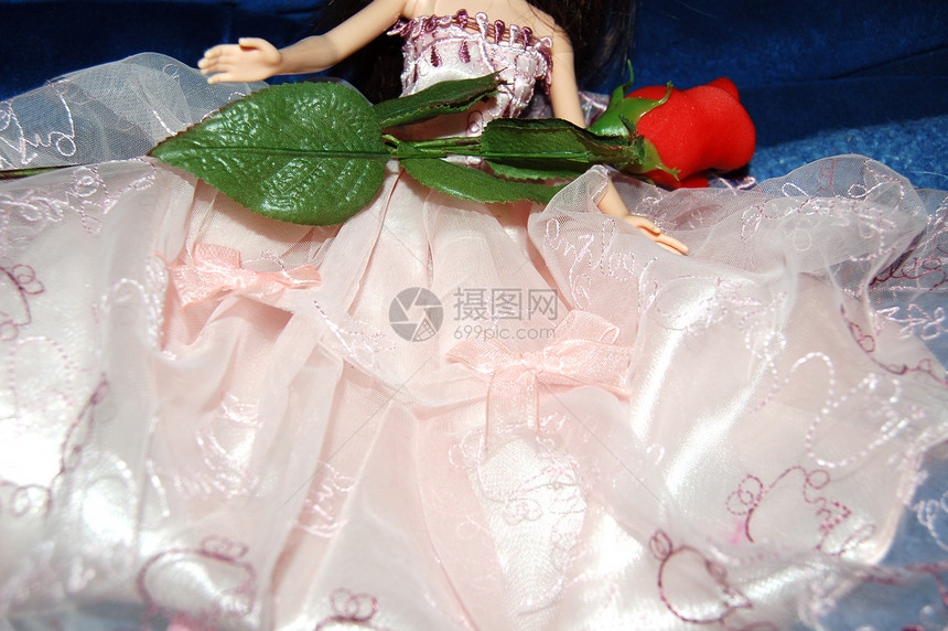 红玫瑰红色丝绸裙子图片