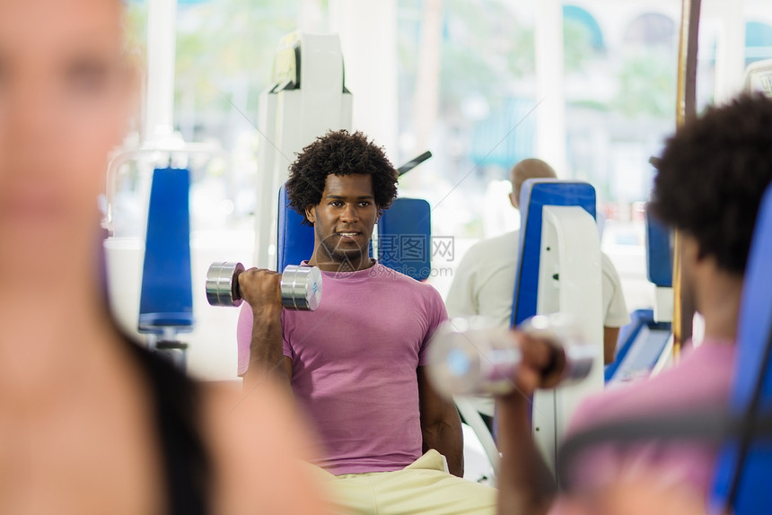 青少年在健身俱乐部中接受培训和参加工作健身房女性肌肉福利举重男性健康闲暇团体男人图片