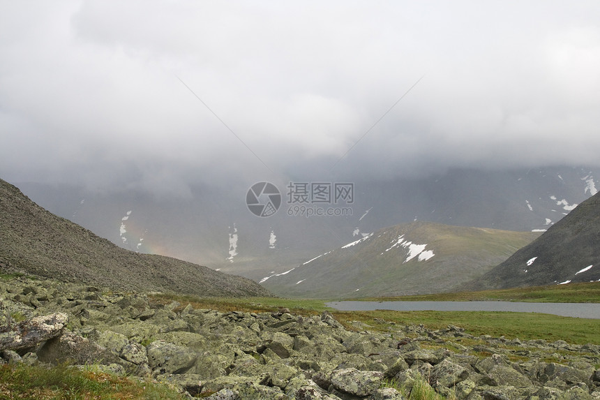 亚极乌拉尔远足薄雾冒险岩石石头忧郁风景土地山脉寒冷图片