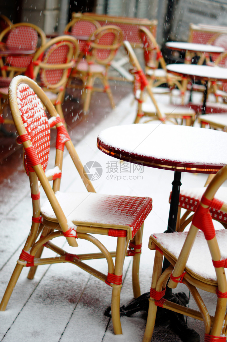 在第比利斯 雪和寒冷的天气非常少见椅子寒意街道沉淀桌子城市餐厅首都温度季节图片