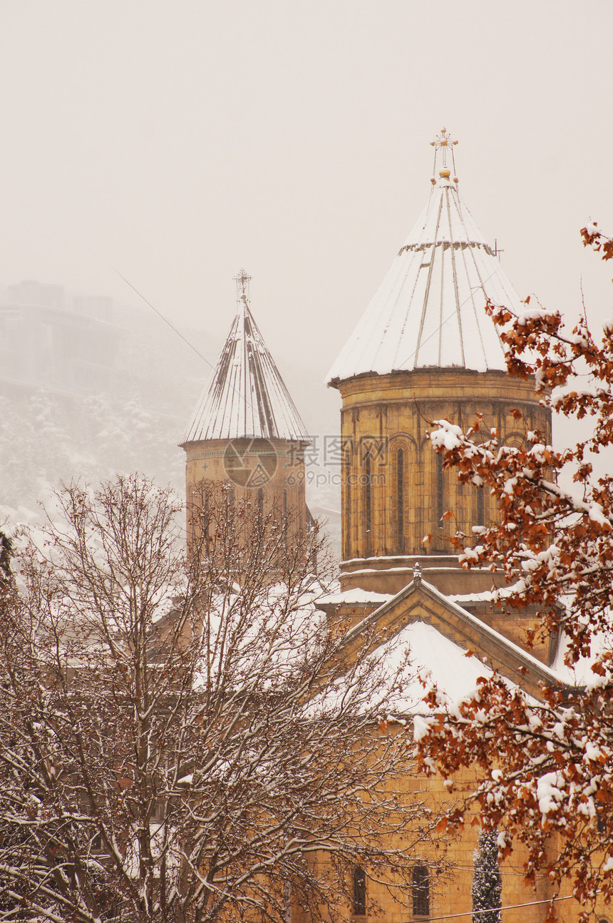 寒冬的景象在雾日以雪覆盖第比利斯旧城历史教会宗教堡垒据点蓝色基督圆顶城堡时间图片