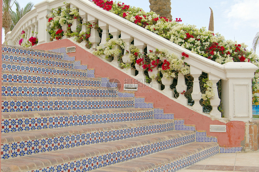 地中海别墅的法院支撑房子假期红陶庭院灌木露台制品楼梯建筑学图片